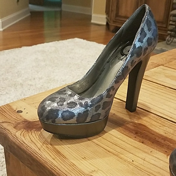 Shoes - Picture 4 of 5